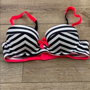 Victoria’s Secret 32B bra